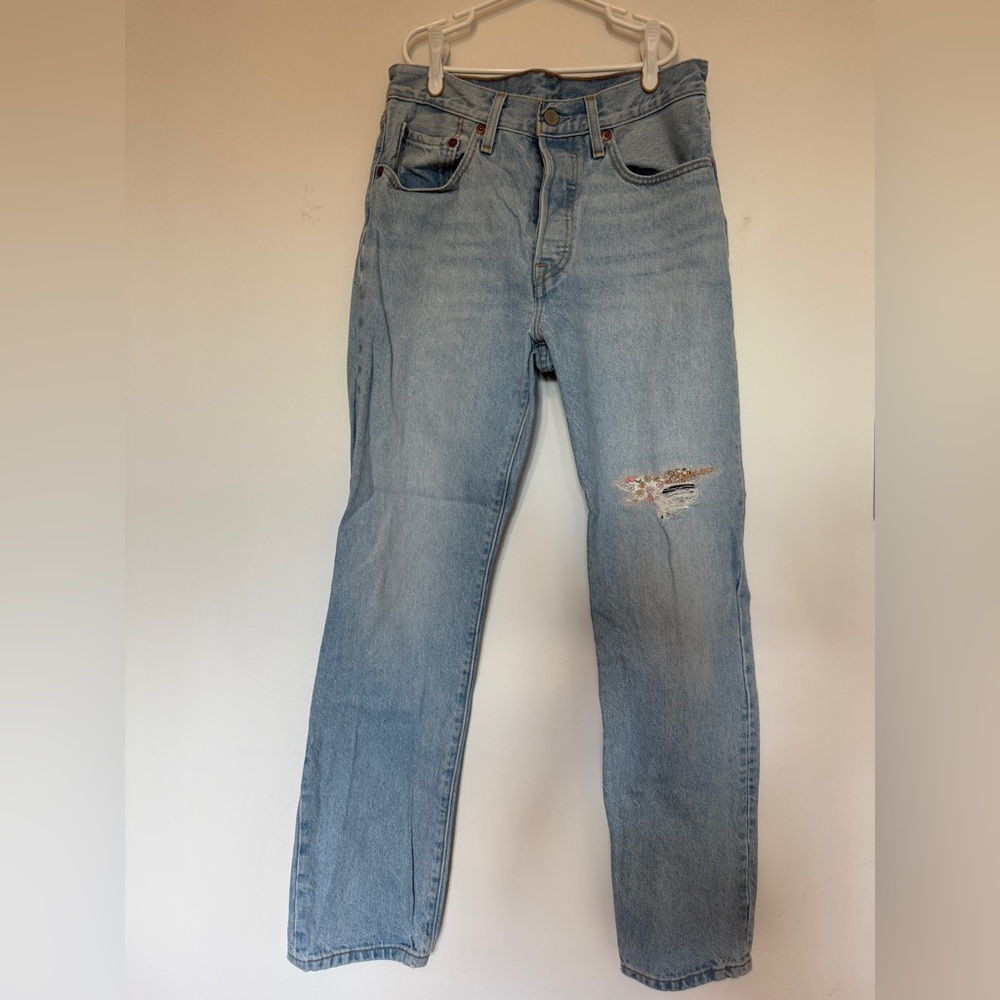 Classic Levi’s Distressed Women’s Jeans